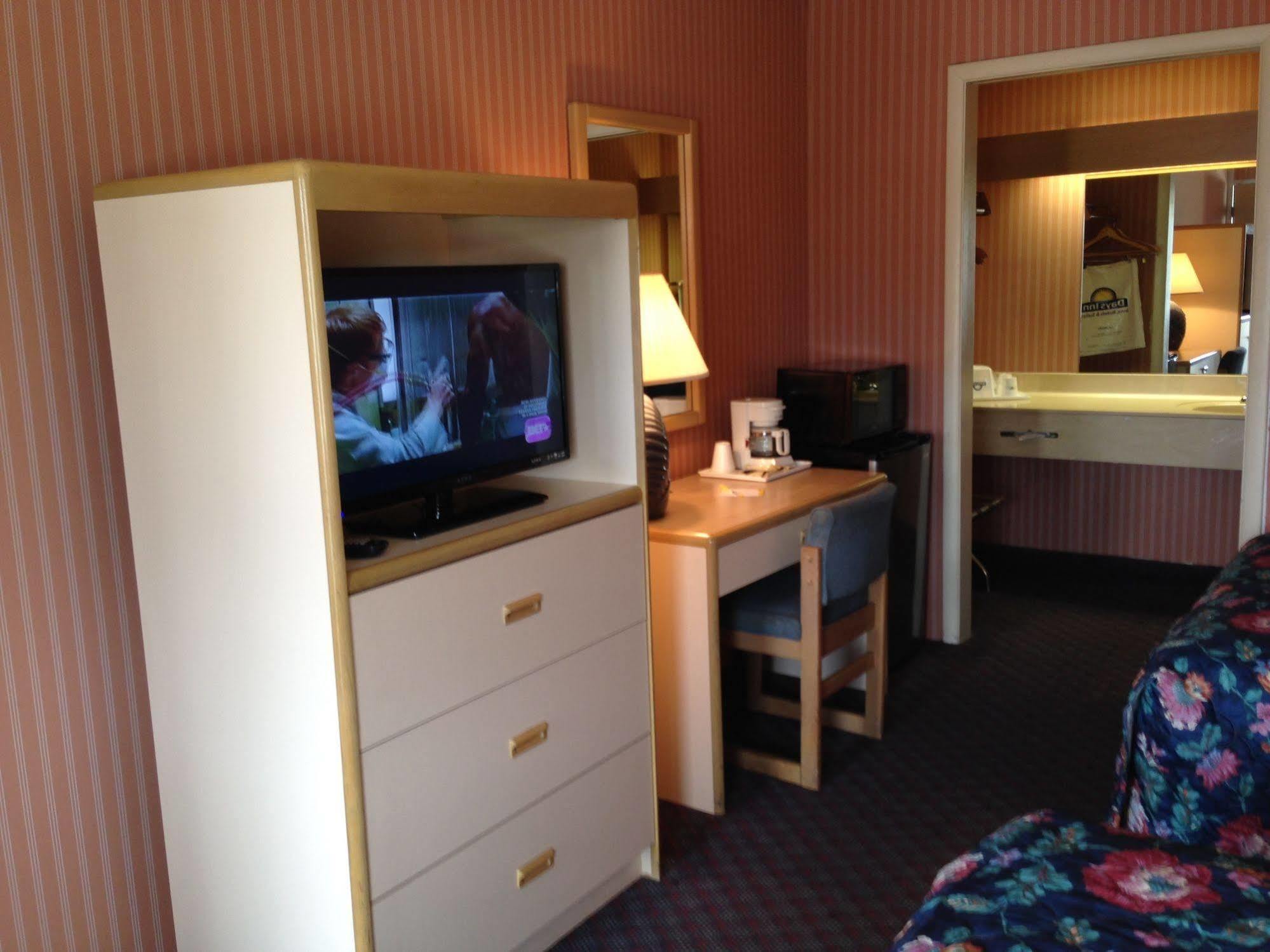 Days Inn By Wyndham Florence Downtown Екстериор снимка