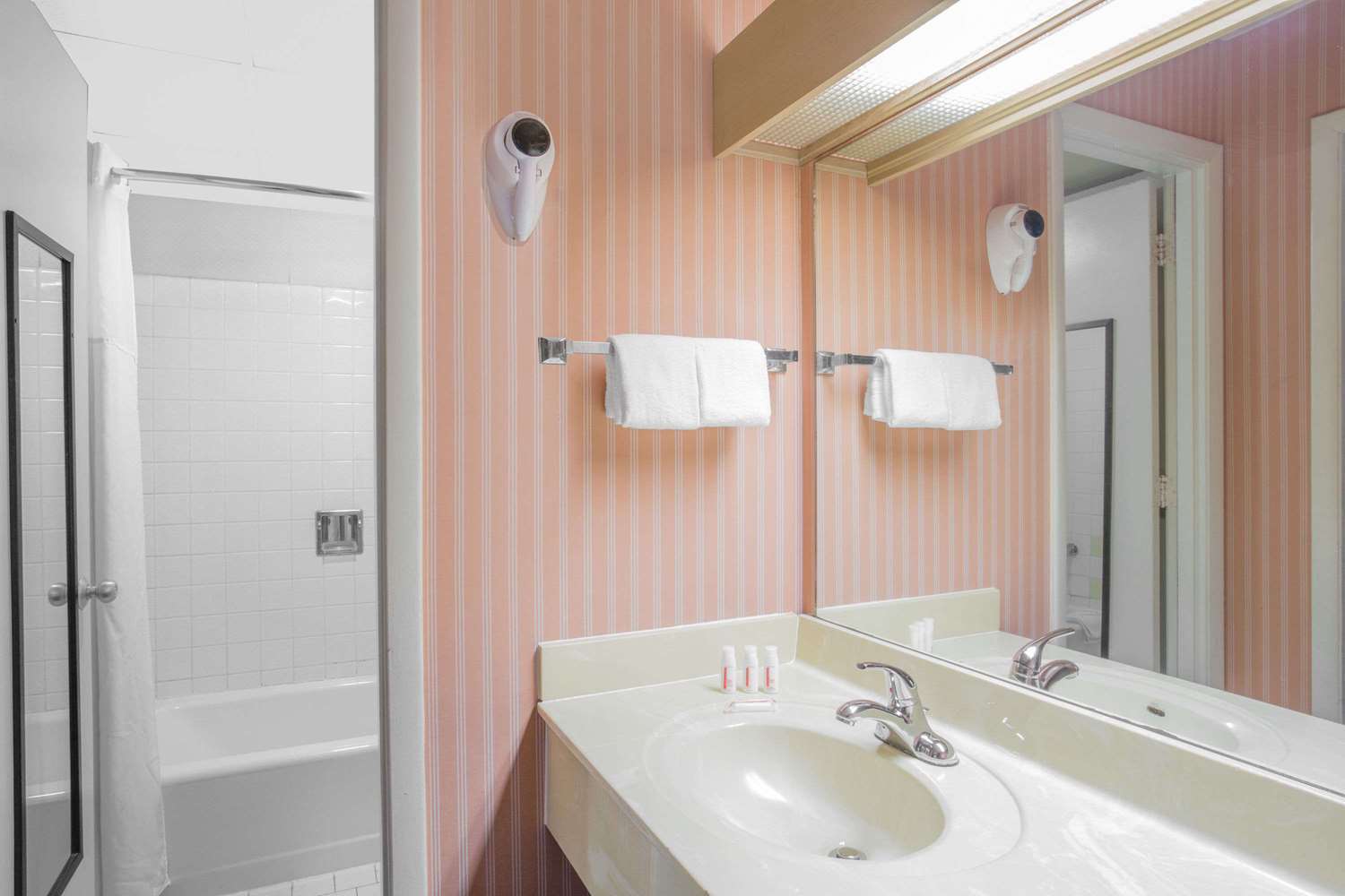 Days Inn By Wyndham Florence Downtown Екстериор снимка